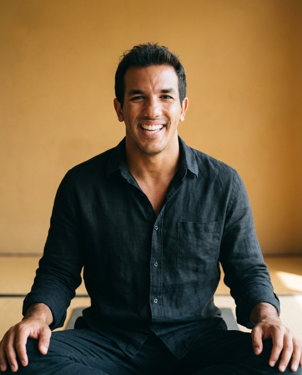 Thiago sentado meditando ao fim da prática